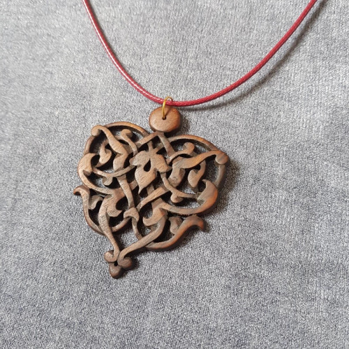 گردنبند، طرحی اصیل و خاص اجرا شده روی چوب گردو