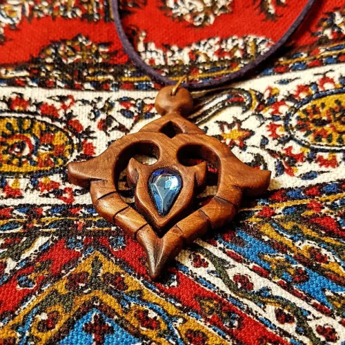 گردنبند، طرحی اصیل اجرا شده روی چوب گردو با سنگی به رنگ آبی آسمانی
