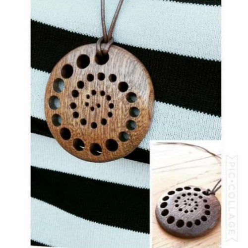 گردنبند چوبی نماد تکامل ساخت با چوب گردو