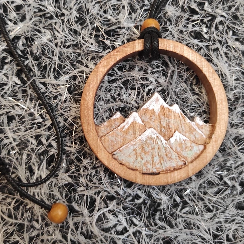 گردنبند چوبی دستساز کوهستان بهار با چوب گردو