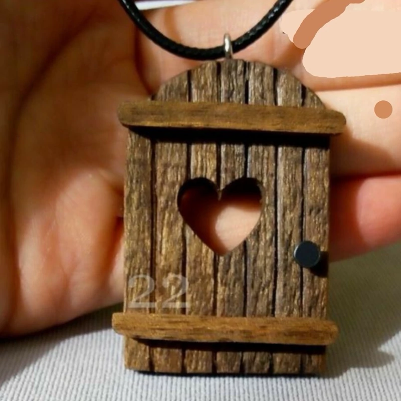 گردنبند چوبی دستساز طرح قلب و درب
