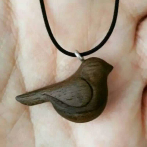 گردنبند چوبی پرنده با چوب گردو تیره