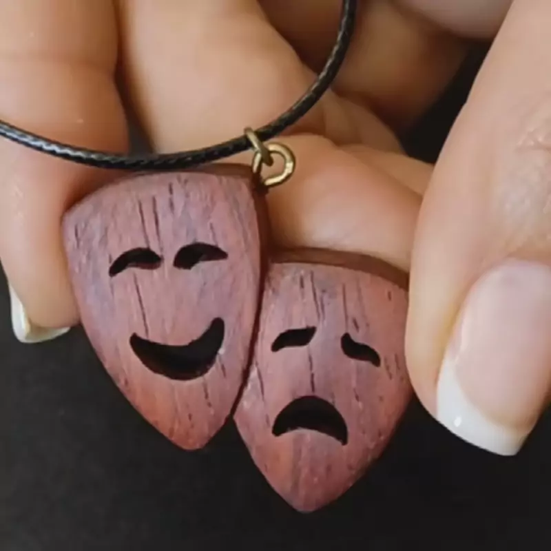 گردنبند چوبی شکلک تئاتر با چوب عناب