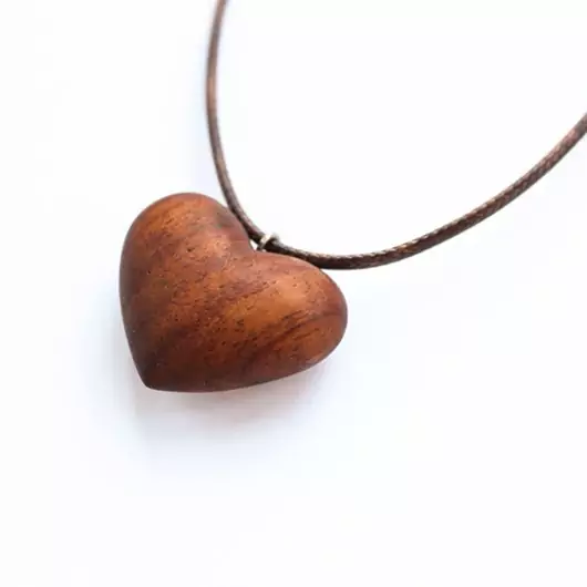 گردنبند چوبی قلب با چوب گردو