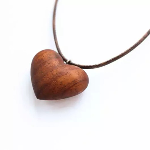 گردنبند چوبی قلب با چوب گردو