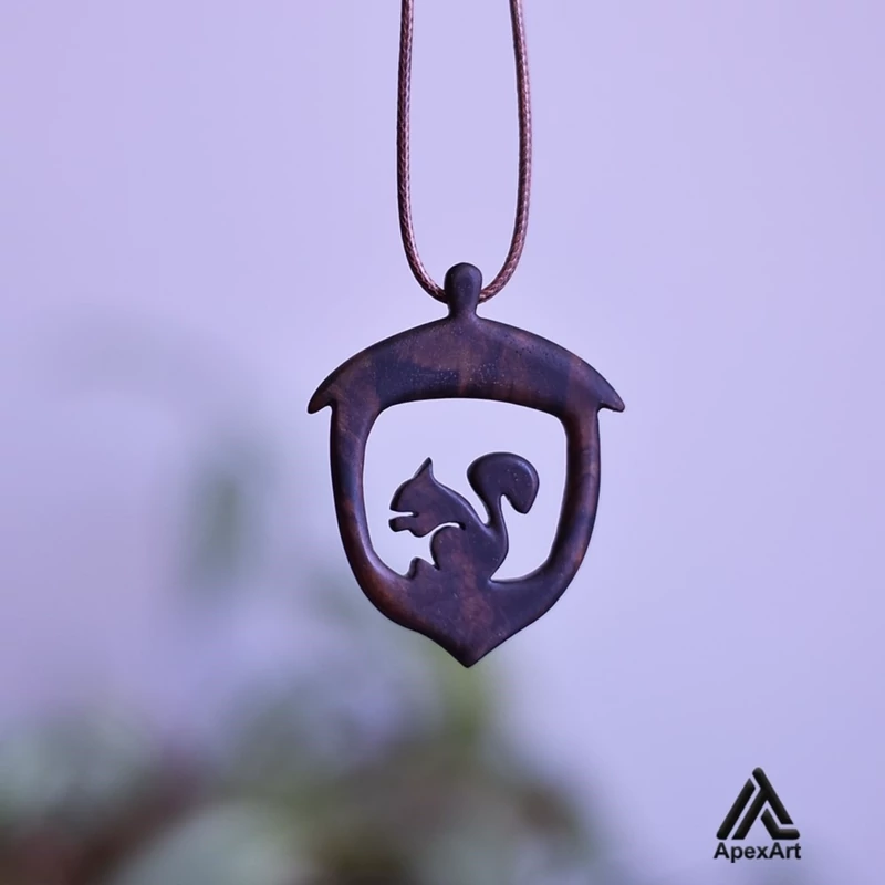 گردنبند چوبی طرح بلوط و سنجاب