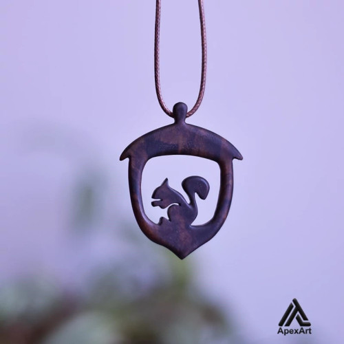 گردنبند چوبی طرح بلوط و سنجاب