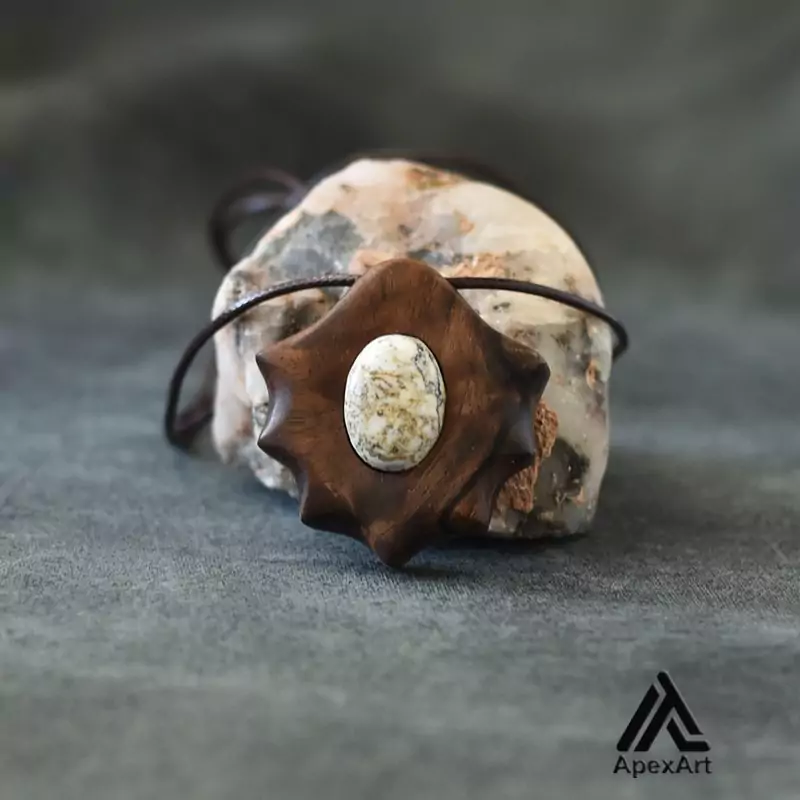 گردنبند چوبی طرح آتیلا