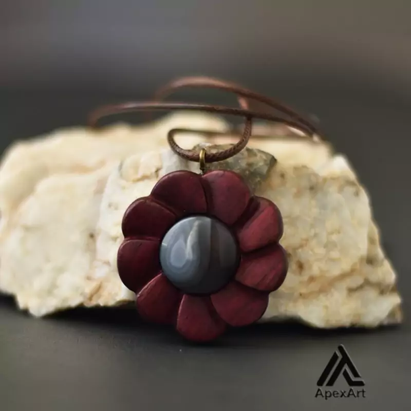 گردنبند چوبی طرح گلبرگ