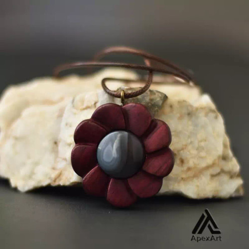 گردنبند چوبی طرح گلبرگ