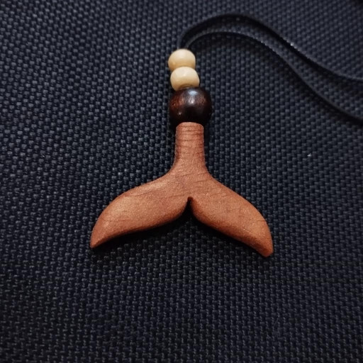 گردنبند چوبی دم نهنگ