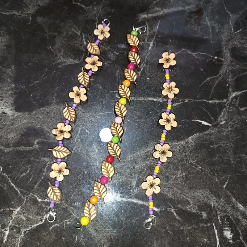 دستبند چوبی طرح گل